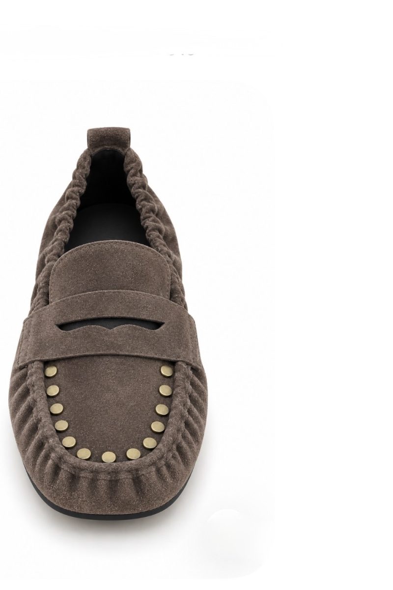 Mocasin de ante taupe con tachuelas
